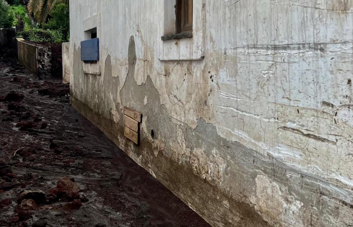 Maltempo, a Stromboli tornano le colate di fango e la rabbia: scene impressionanti Maltempo, a Stromboli tornano le colate di fango e la rabbia: scene impressionanti