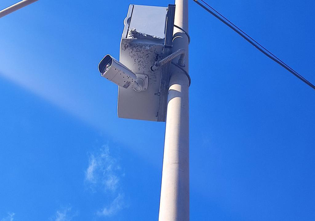 Catania, rifiuti e degrado, gli incivili manomettono o sparano alle telecamere