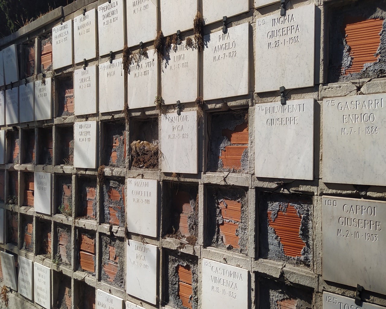 Deposito feretri del cimitero di Catania totalmente ripulito