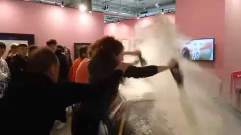 Clima, nuovo blitz attivisti: 8 kg farina su auto da 10 milioni dipinta da Warhol