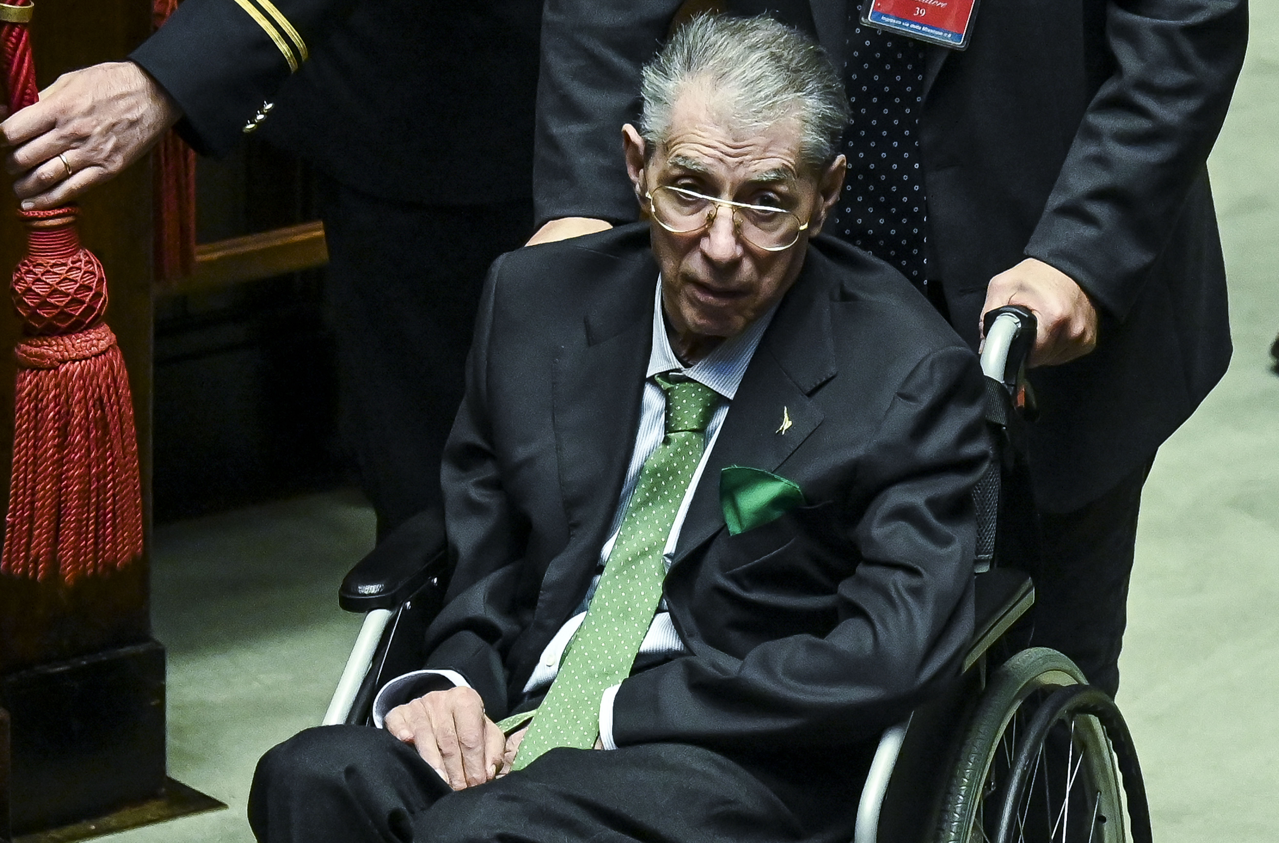 Umberto Bossi lascia terapia intensiva: “E’ in buone condizioni”