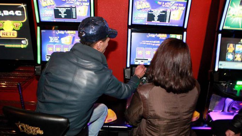 Lasciano il figlio piccolo in auto per giocare al videopoker: denunciati