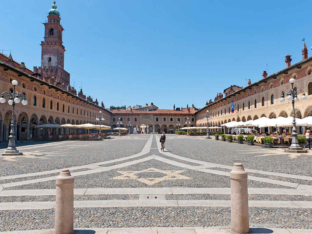 Muore nel sonno, a 4 anni le resta accanto tutta la notte: “Fate piano, mamma sta dormendo”