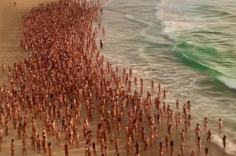 Oltre 2.500 volontari nudi in spiaggia per sensibilizzare sul cancro alla pelle