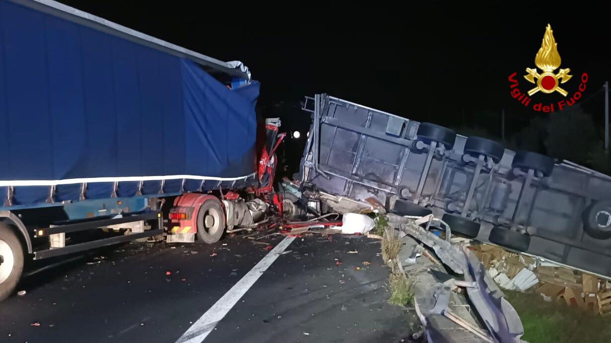 A18 Messina – Catania, scontro fra due camion e traffico impazzito