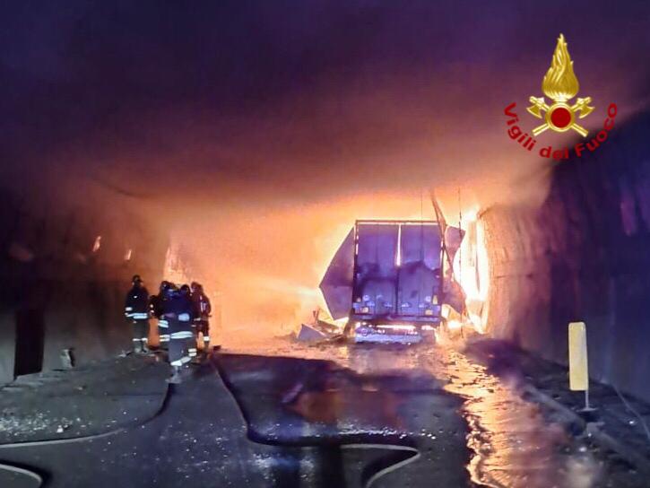 Autostrada Messina-Palermo, rimane chiusa la galleria Telegrafo: traffico in tilt e disagi