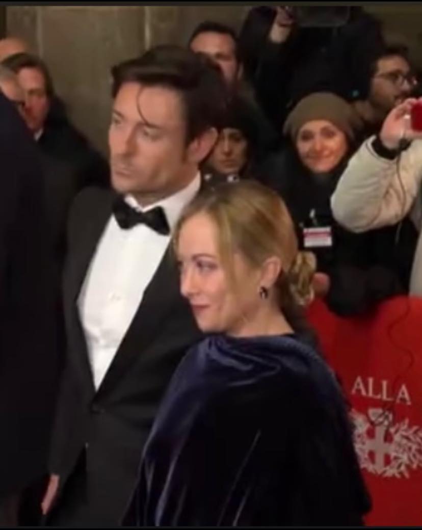 La premier Meloni e il suo compagno alla prima della Scala: col vestito Armani incanta tutti