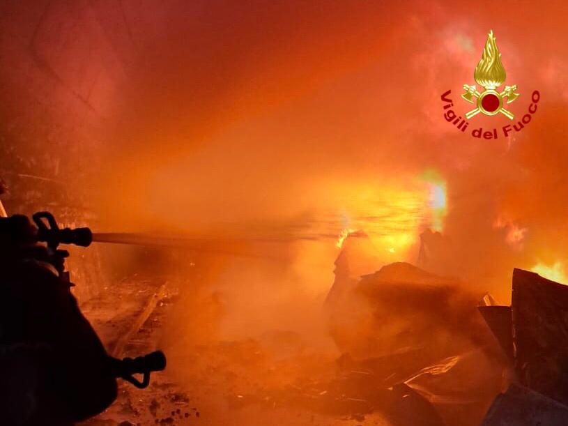 Inferno sulla A20 Messina Palermo, camion in fiamme in galleria: le foto