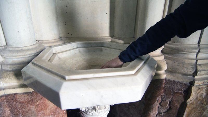 Escrementi in acquasantiere: la denuncia del parroco