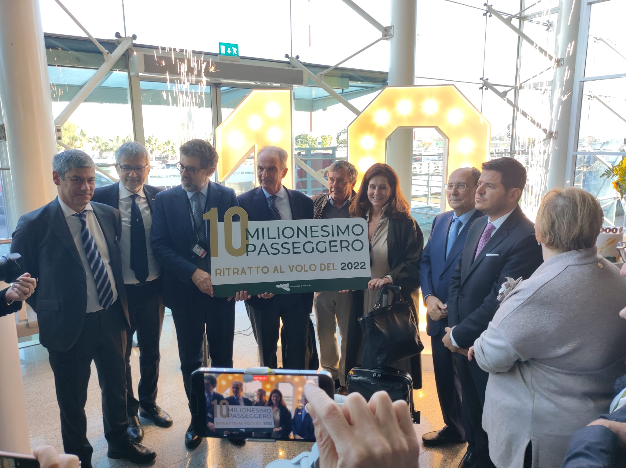 L’Aeroporto di Catania festeggia 10 milioni di passeggeri e guarda al 2023: “Verso traguardi più elevati” – VIDEO L’Aeroporto di Catania festeggia 10 milioni di passeggeri e guarda al 2023: “Verso traguardi più elevati” – VIDEO