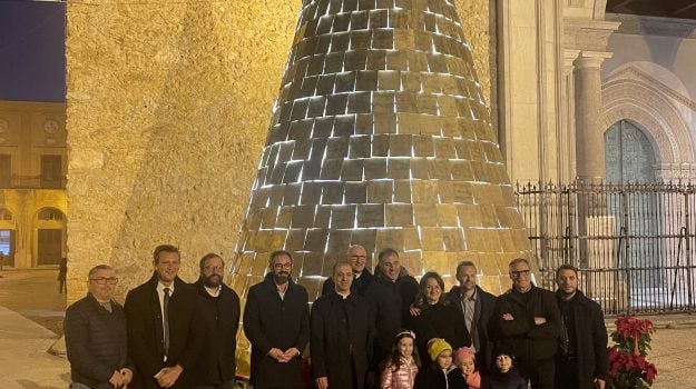 Un’albero d’oro in tessere di mosaico per festeggiare il Natale a Monreale