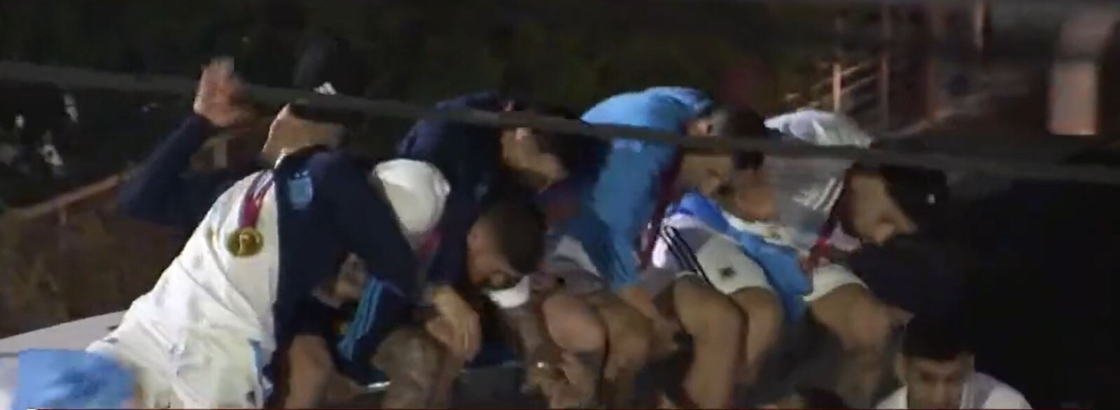 Argentina, Messi e compagni sfiorano i cavi del tram durante la festa: il video