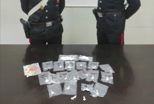 Corriere della droga “tradito” da uno sguardo: in auto le bustine di cocaina con i nomi dei clienti