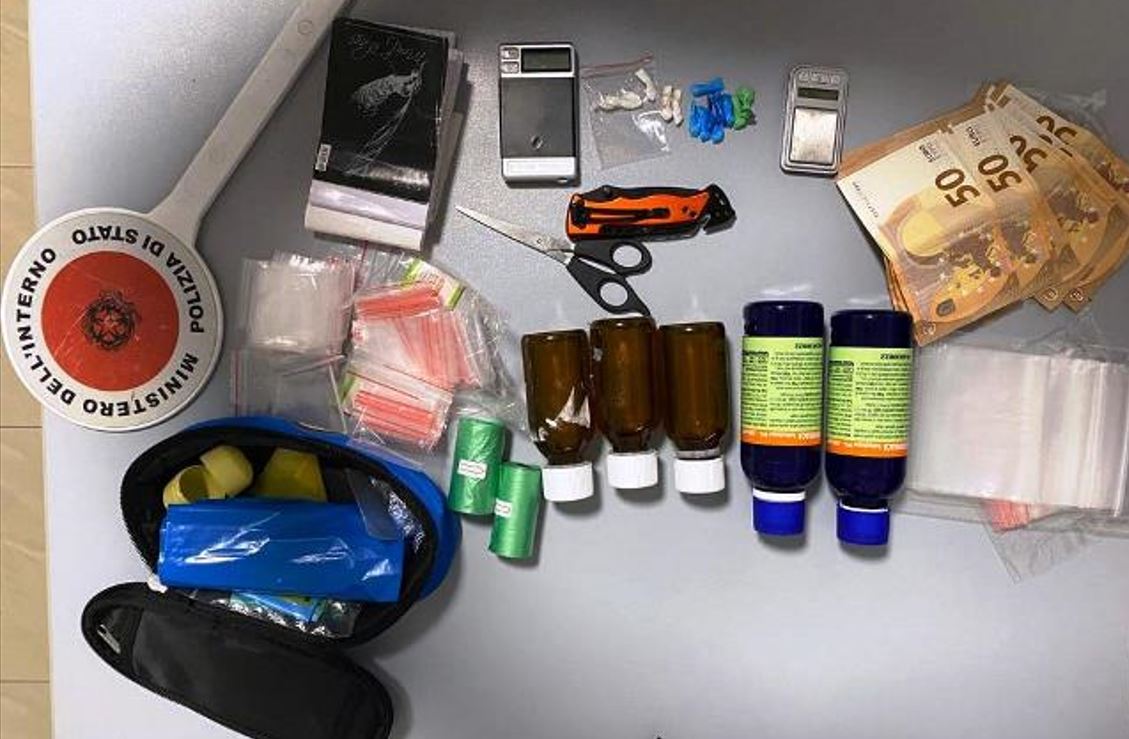 Pusher senza patente e con la cocaina sullo scooter: arrestato