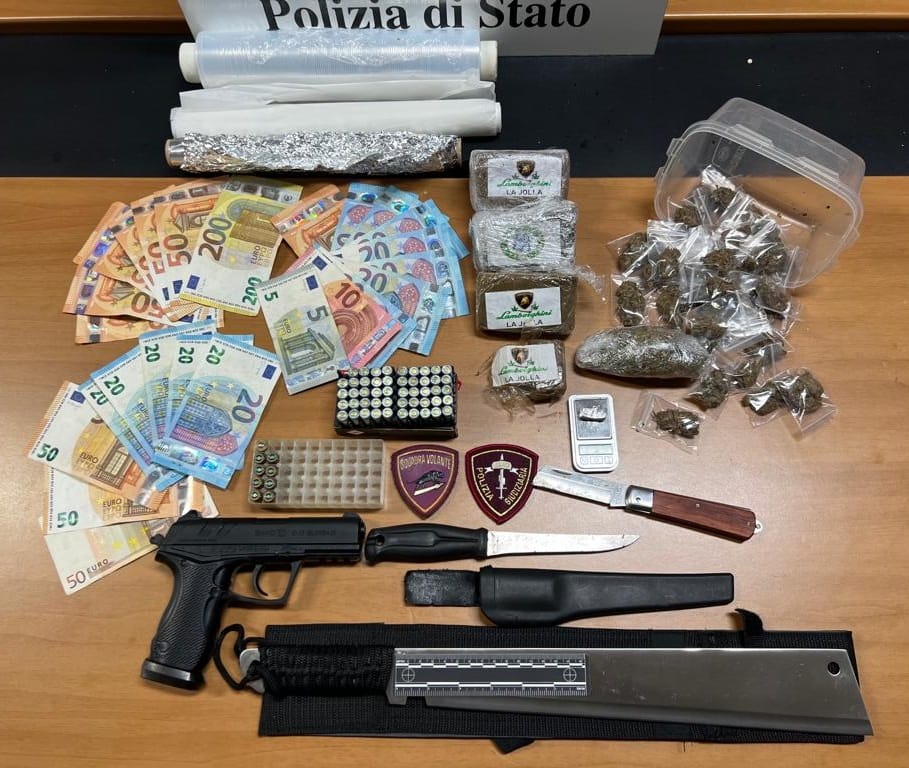 Avola, trovato con armi e droga in casa: arrestato