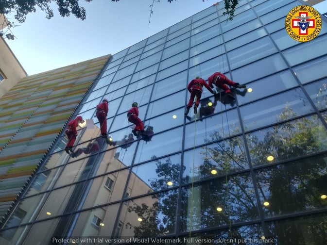 Palermo, al Di Cristina Babbo Natale scende dal tetto: la sorpresa del Sass ai piccoli degenti