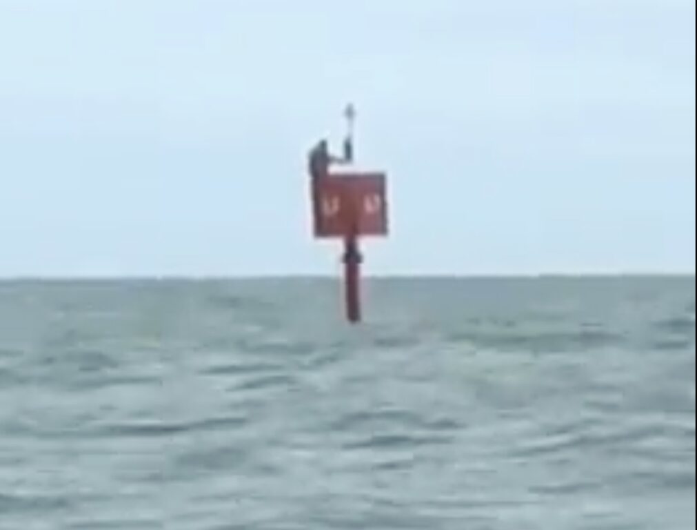 Pescatore scomparso ritrovato due giorni dopo aggrappato ad una boa: il video