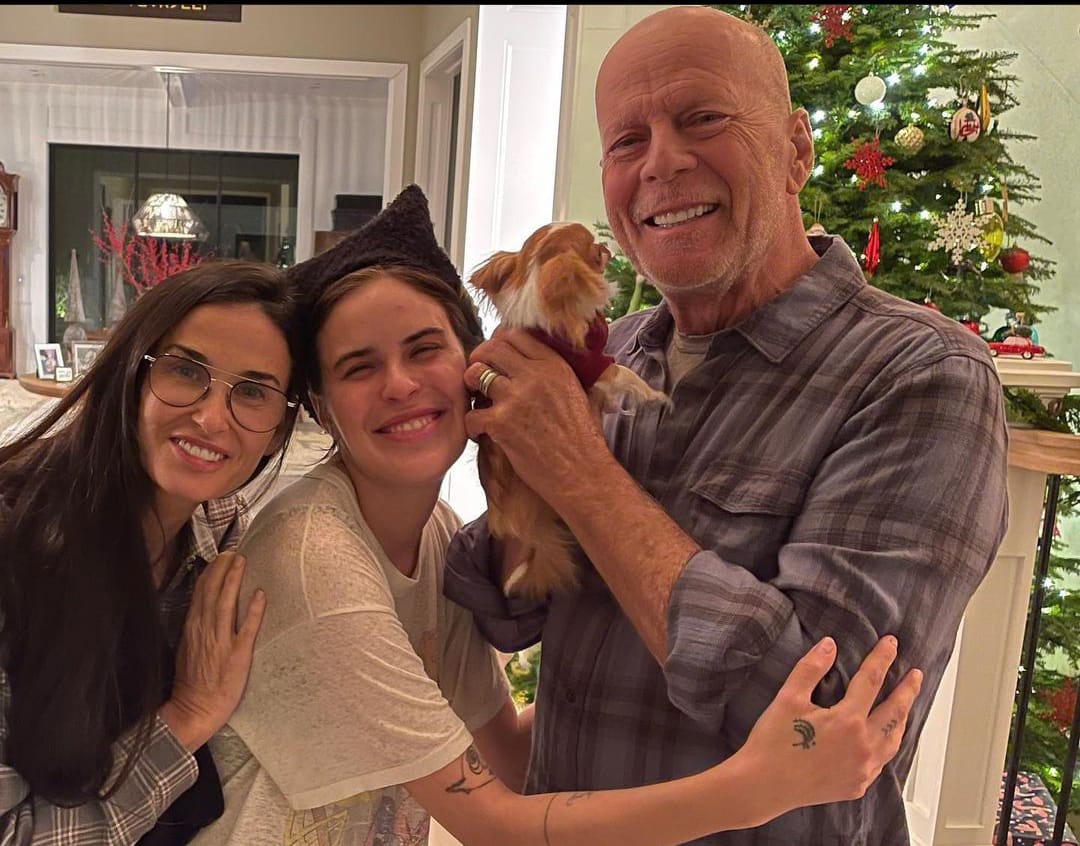 Galleria foto 'Bruce Willis, ecco le foto pre-natalizie in famiglia: commozione sui social' - foto 2