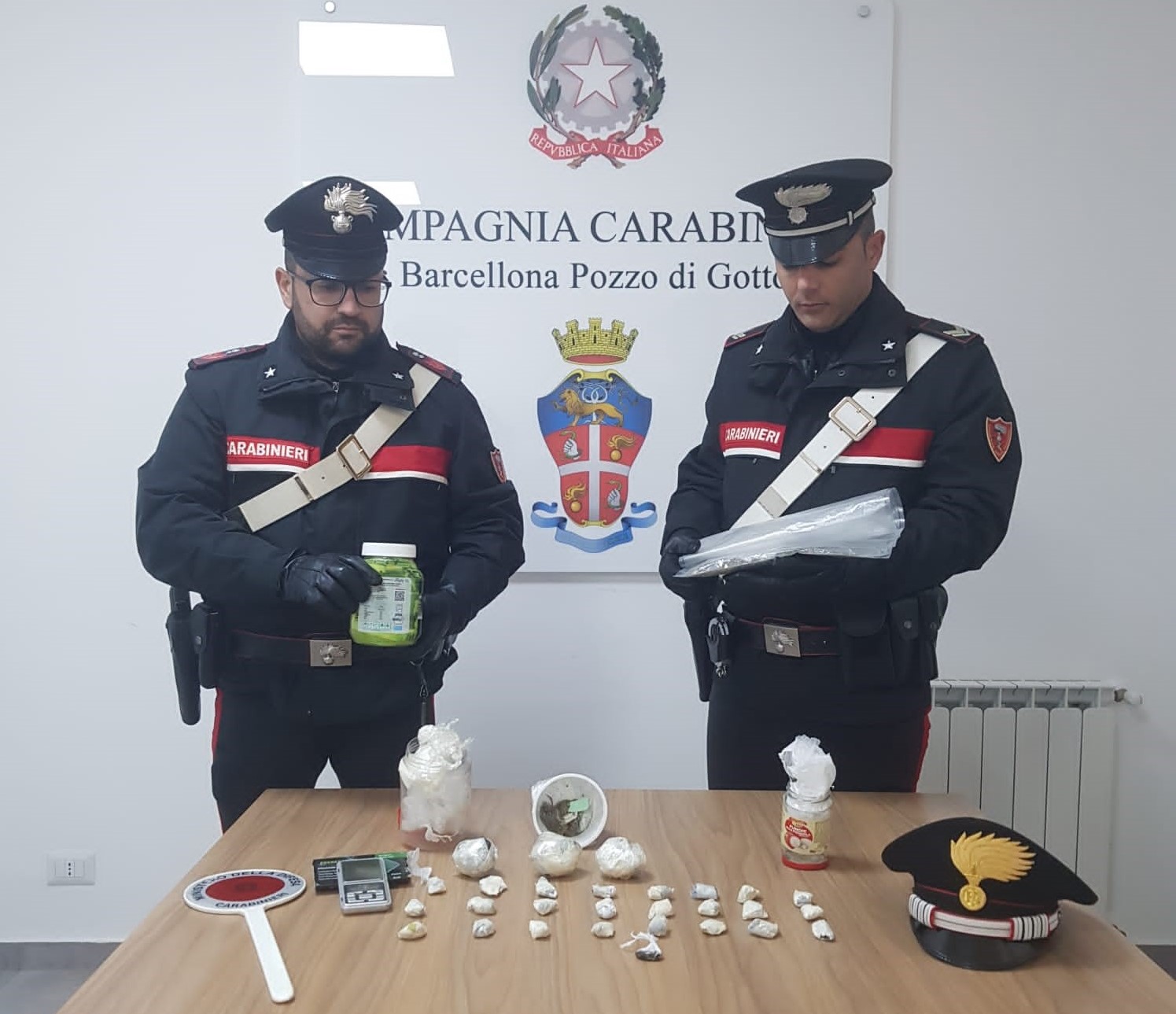 Nascondono la droga in cucina, due arresti nel Messinese
