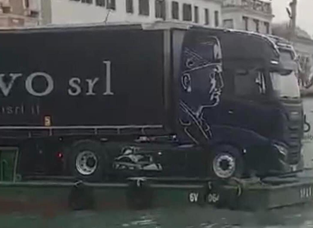 Venezia, camion con volto di Mussolini sul Canal Grande: scoppia la polemica