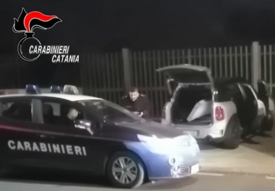 Fanno la “spesa” in un cantiere, arrivano i carabinieri: 23enne in manette