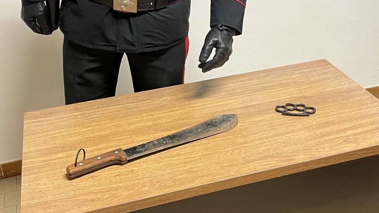 Va a scuola con un machete e un tirapugni nello zaino: denunciato