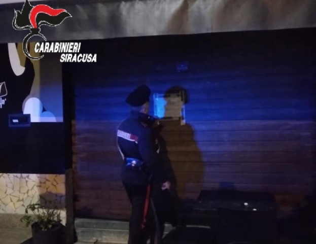 Danneggiano attività commerciale dopo essersi ubriacati, bar sanzionato con chiusura