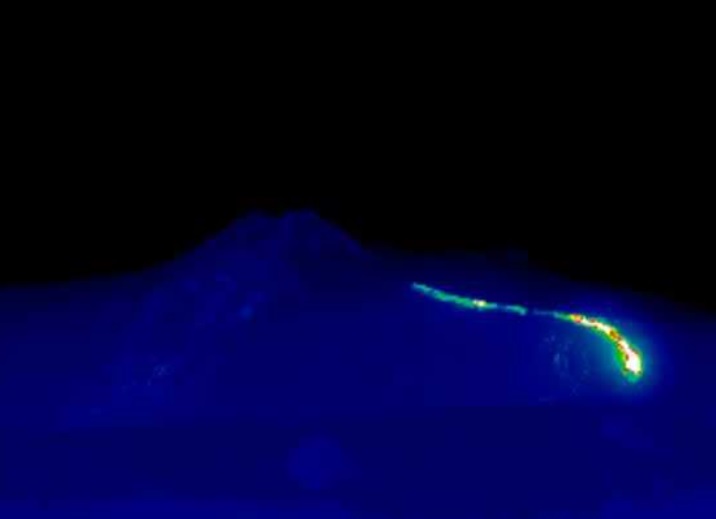 Etna, non si ferma la colata lavica a quota 2.800 metri: è l’eruzione di Natale