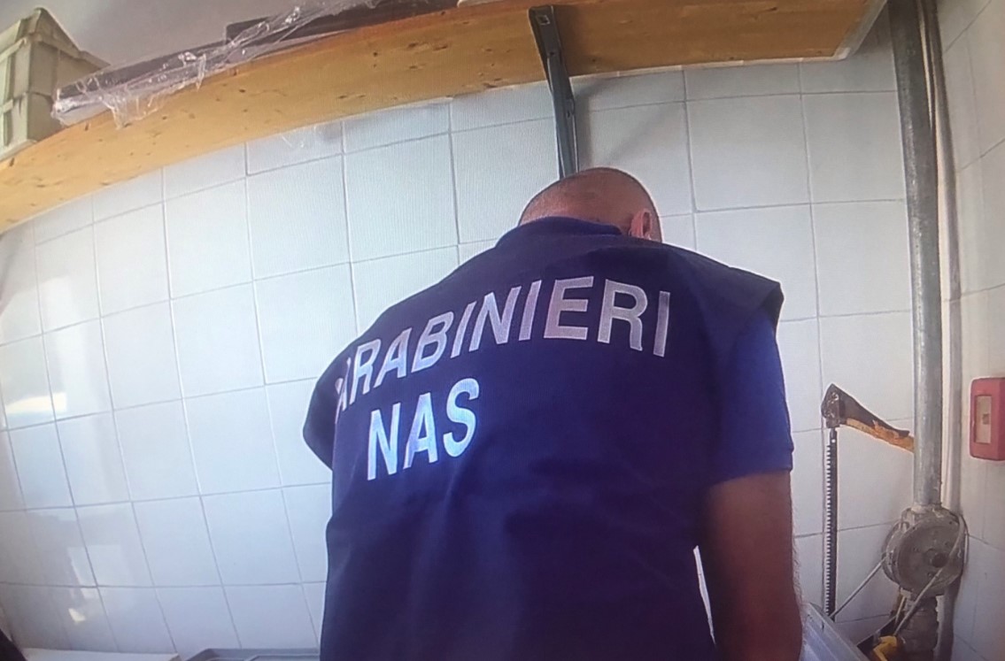 Dal pericolo del cibo “cattivo” nei ristoranti alle violazioni in Rsa: NAS in azione, chiusure e sequestri