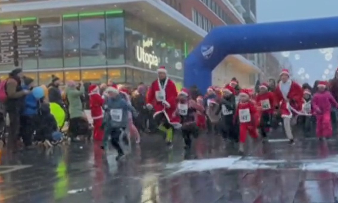 La corsa dei Babbo Natale, costumi e balli divertenti in Svezia – VIDEO