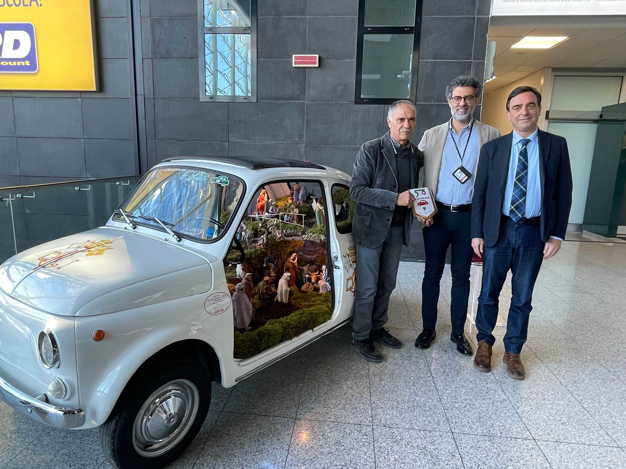 Aeroporto di Catania: inaugurato presepe di Caltagirone nella Fiat 500