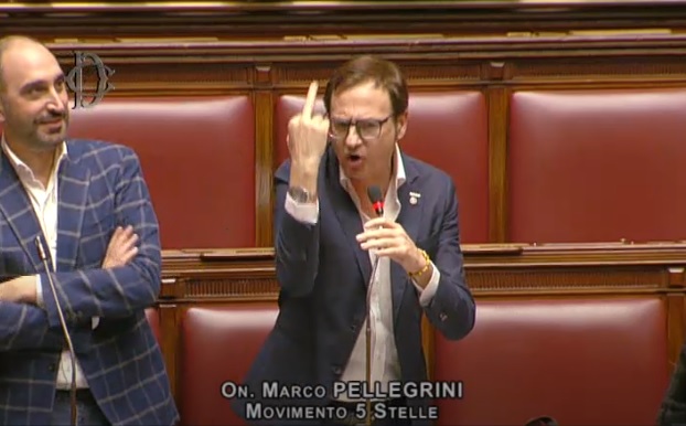 Decreto rave, caos alla Camera. Insulti e dito medio: “Animale, stai seduto…”