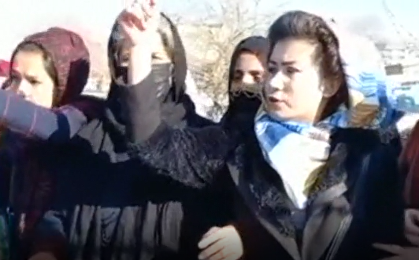 Il coraggio di una giovane afghana: ecco come sfida i divieti dei talebani VIDEO