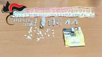 Militello in Val di Catania, tavolo da gioco e droga negli slip: 25enne arrestato