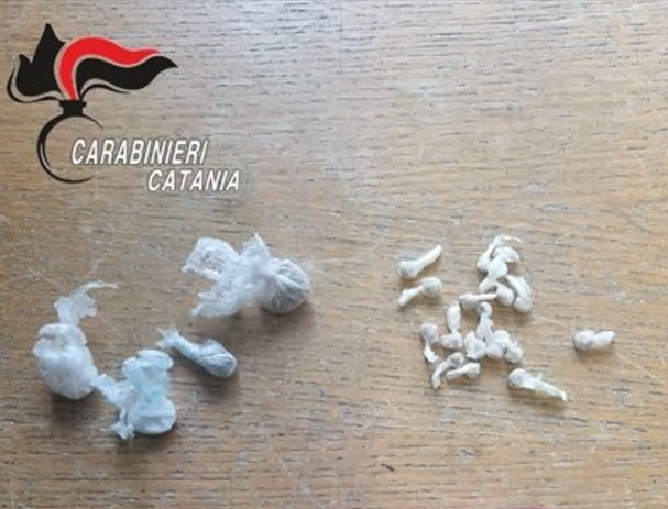 Controllo a Fiat Panda sulla Statale 417, droga nascosta in pacchetti di sigarette: un arresto