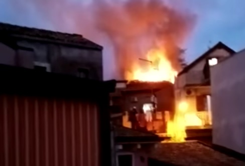 Paura ad Aci Catena, esplosione e incendio in palazzina