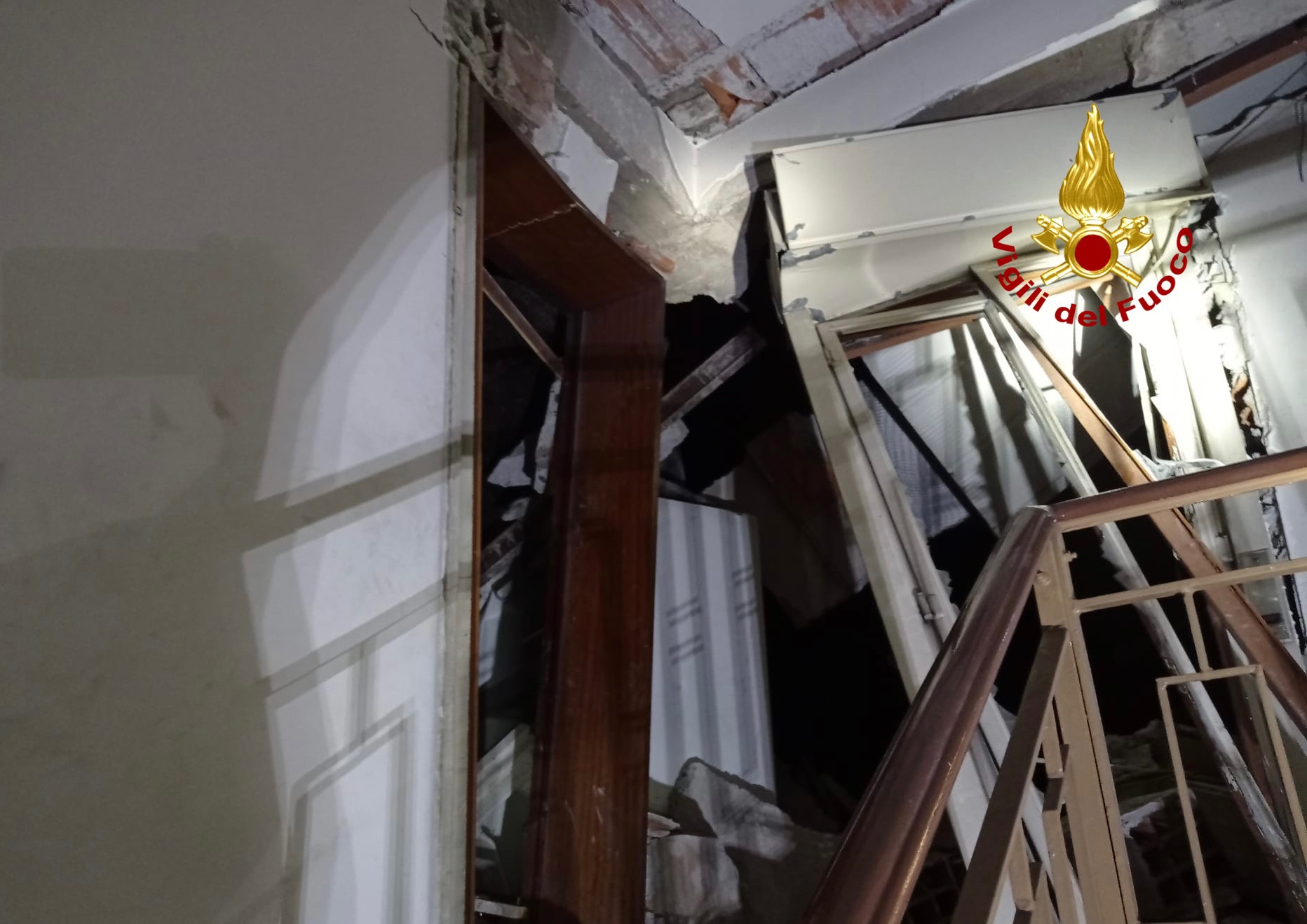 Paura nel Catanese, esplode bombola di gas: boato terribile, una persona sotto le macerie