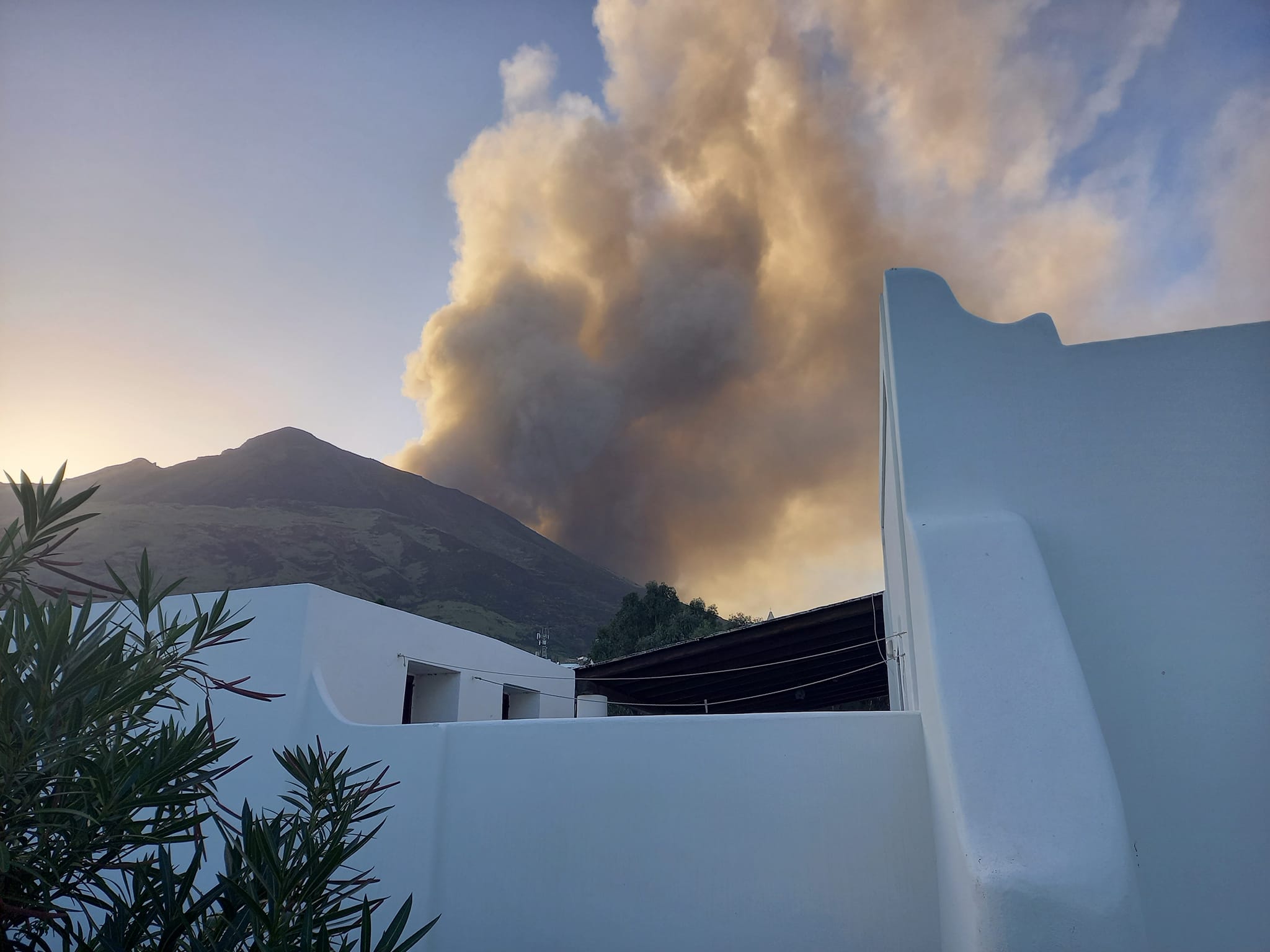 Forte esplosione a Stromboli, colonna di fumo oscura il cielo. Onda di tsunami in mare