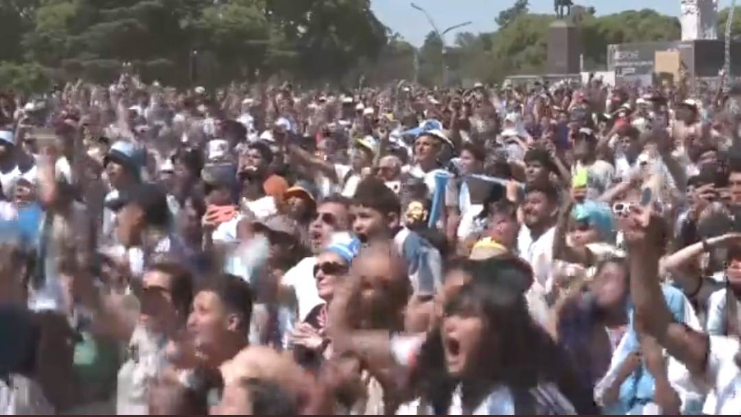Argentina campione del mondo, Buenos Aires esplode al rigore di Montiel: il video