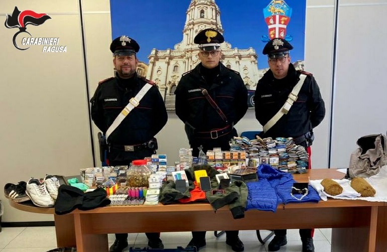 L’evasione e la fuga sui tetti per sfuggire ai carabinieri: arrestato giovane pregiudicato