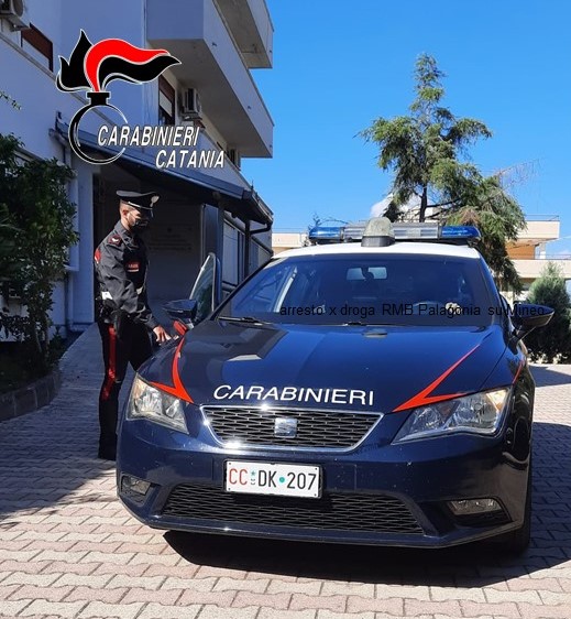 Mineo, fugge con la droga in tasca: arrestato pregiudicato