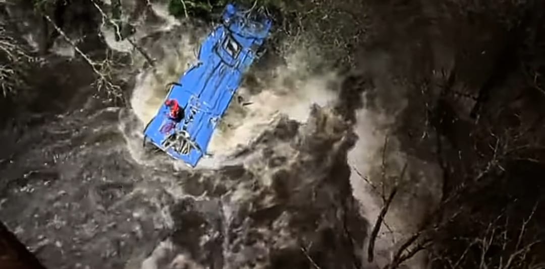 Bus precipita da viadotto e finisce nel fiume: 2 morti