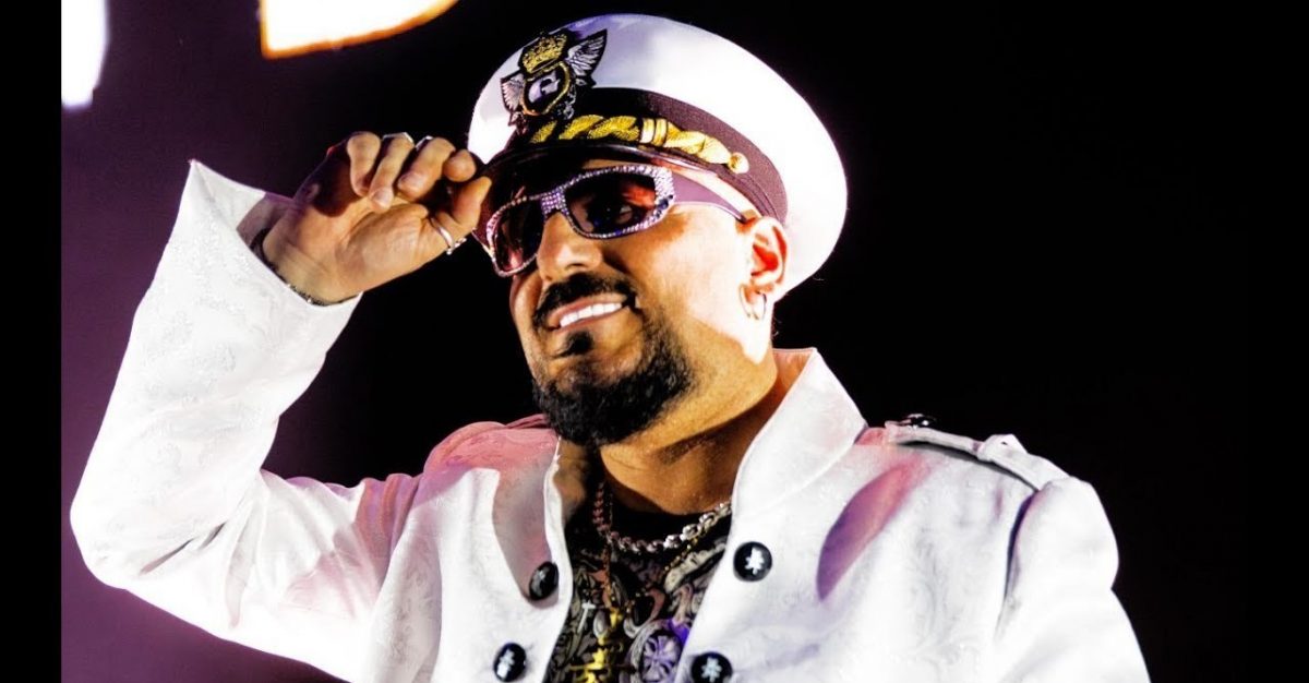 Gigi D’Agostino, i fan si radunano sotto casa per i suoi 55 anni: il video