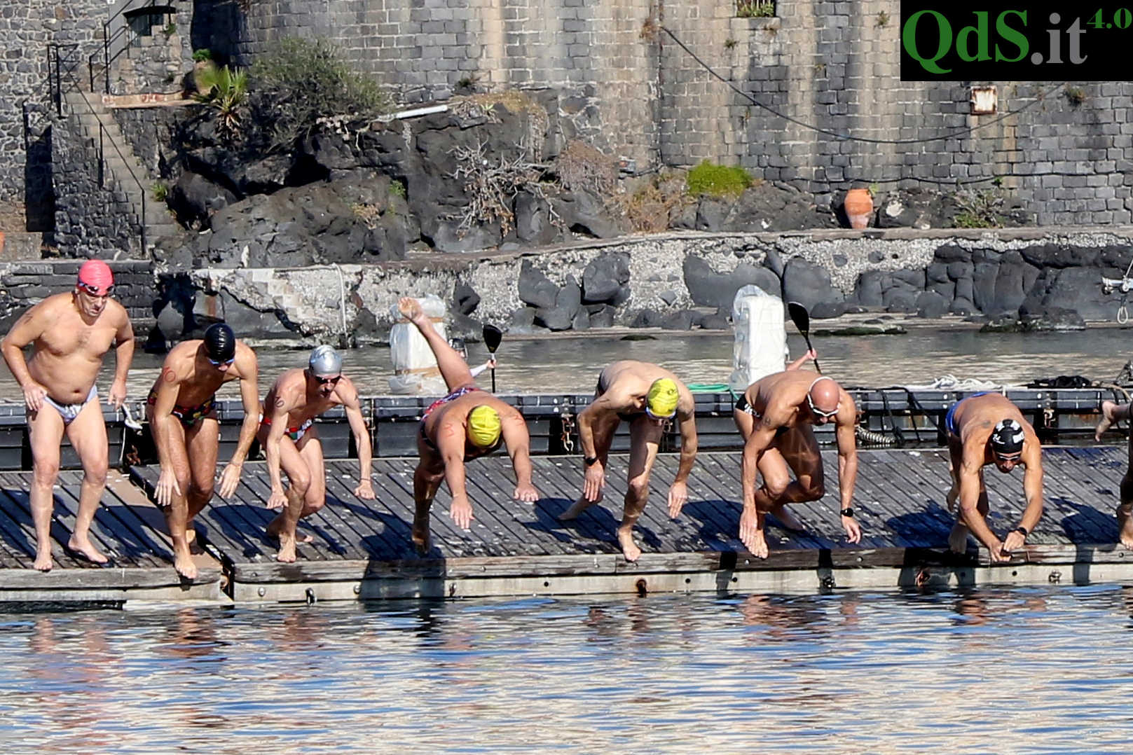 Catania, le foto della “San Silvestro a Mare”: tuffo anche per l’astronauta Parmitano Catania, le foto della “San Silvestro a Mare”: tuffo anche per l’astronauta Parmitano
