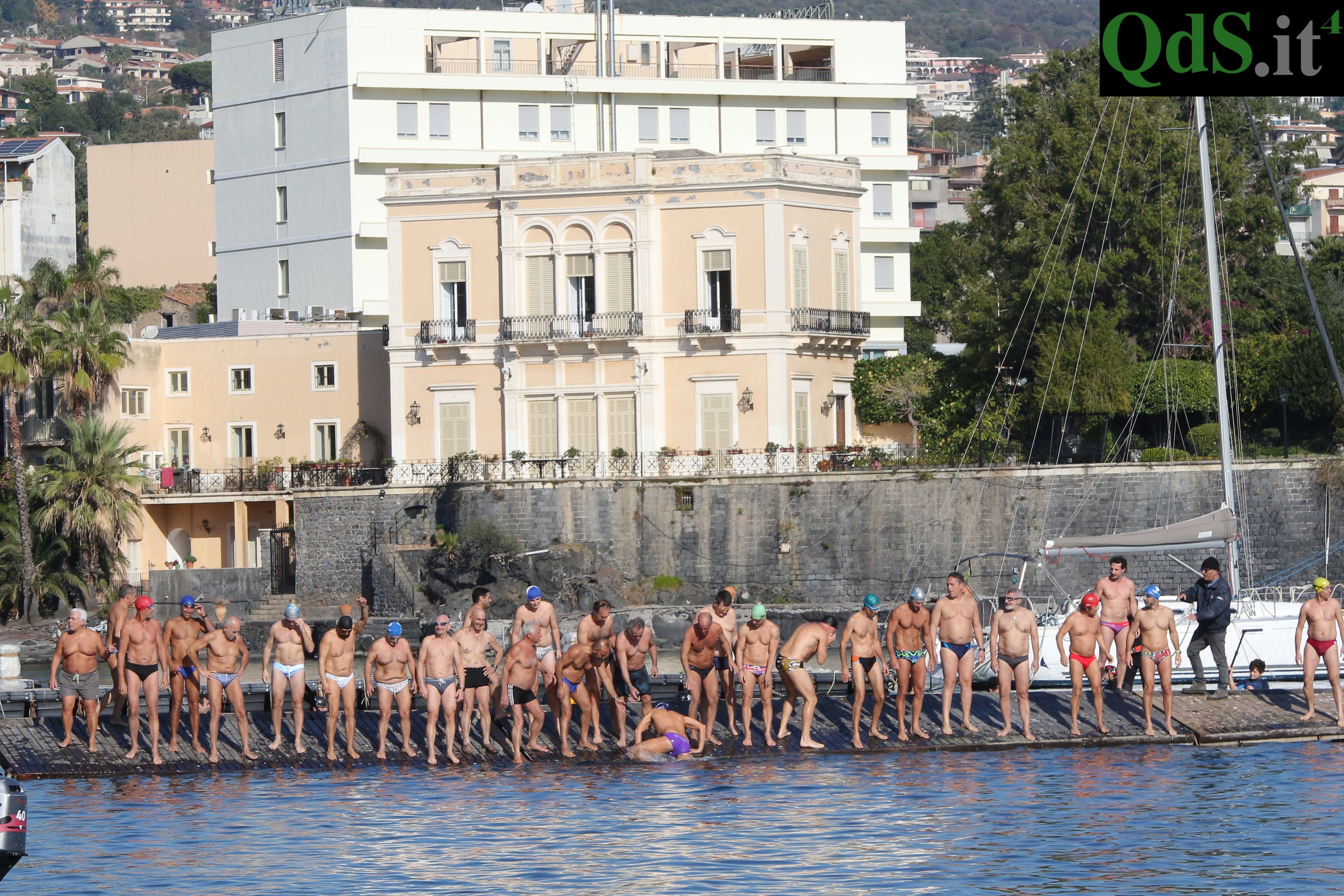 Catania, le foto della “San Silvestro a Mare”: tuffo anche per l’astronauta Parmitano Catania, le foto della “San Silvestro a Mare”: tuffo anche per l’astronauta Parmitano