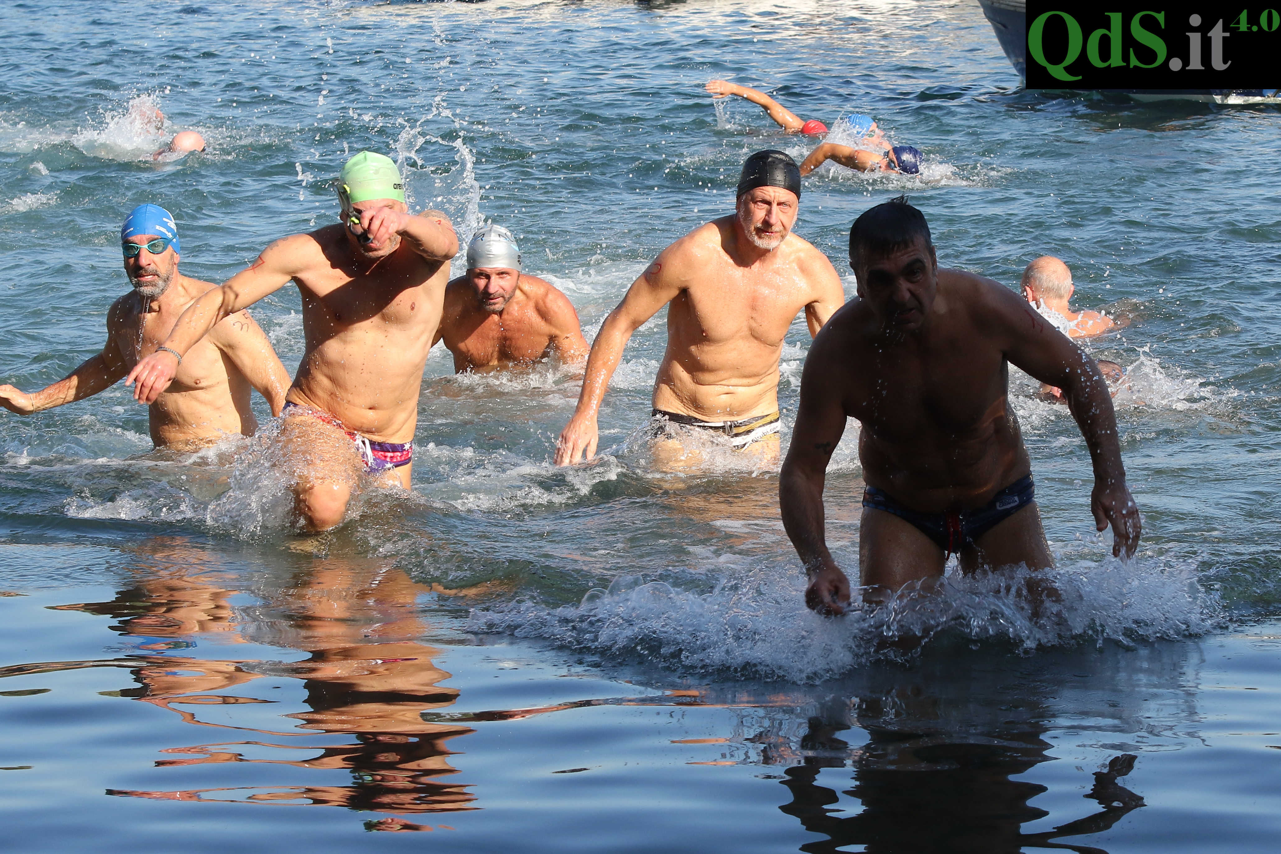 Catania, le foto della “San Silvestro a Mare”: tuffo anche per l’astronauta Parmitano Catania, le foto della “San Silvestro a Mare”: tuffo anche per l’astronauta Parmitano