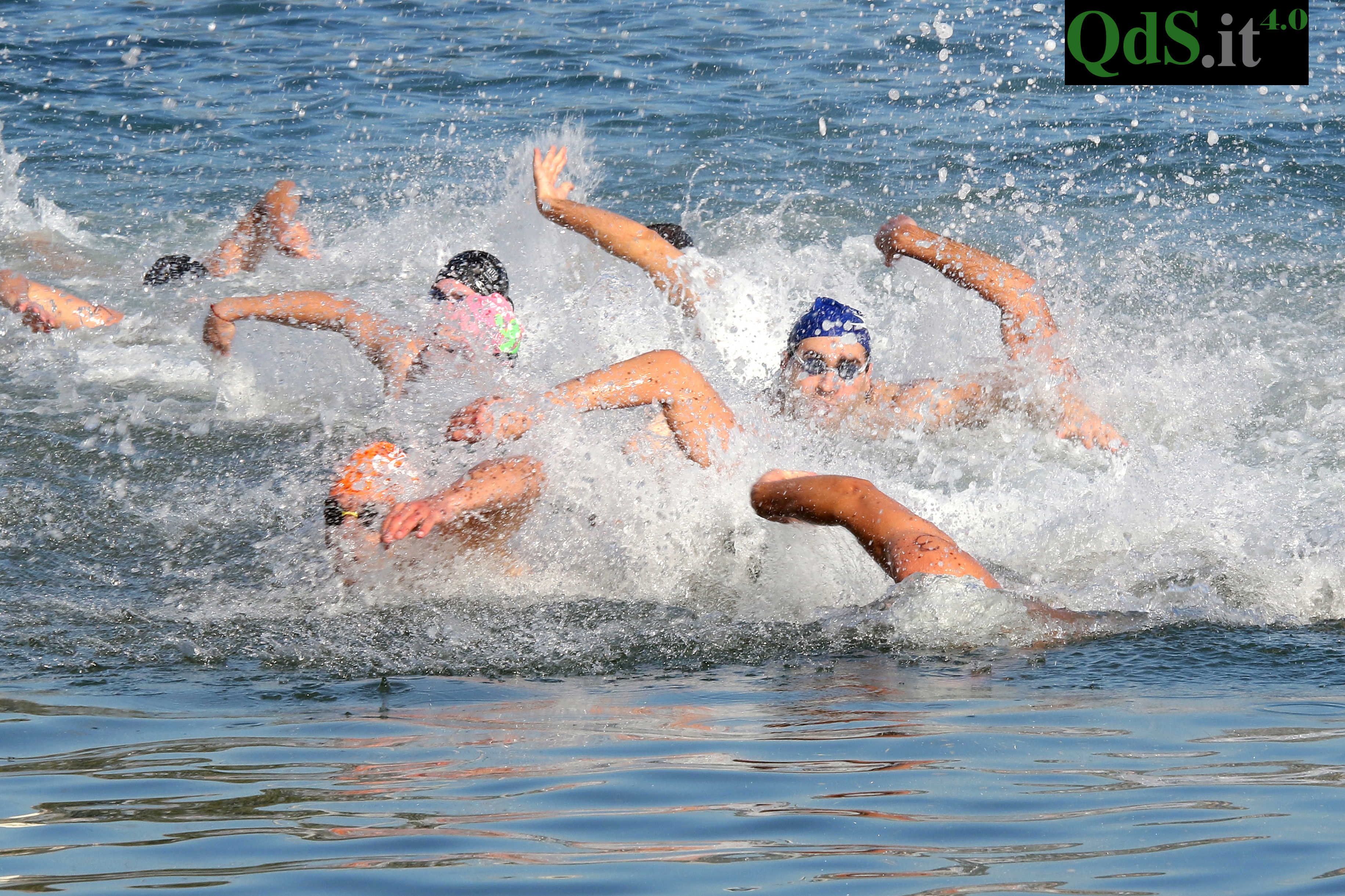 Catania, le foto della “San Silvestro a Mare”: tuffo anche per l’astronauta Parmitano Catania, le foto della “San Silvestro a Mare”: tuffo anche per l’astronauta Parmitano