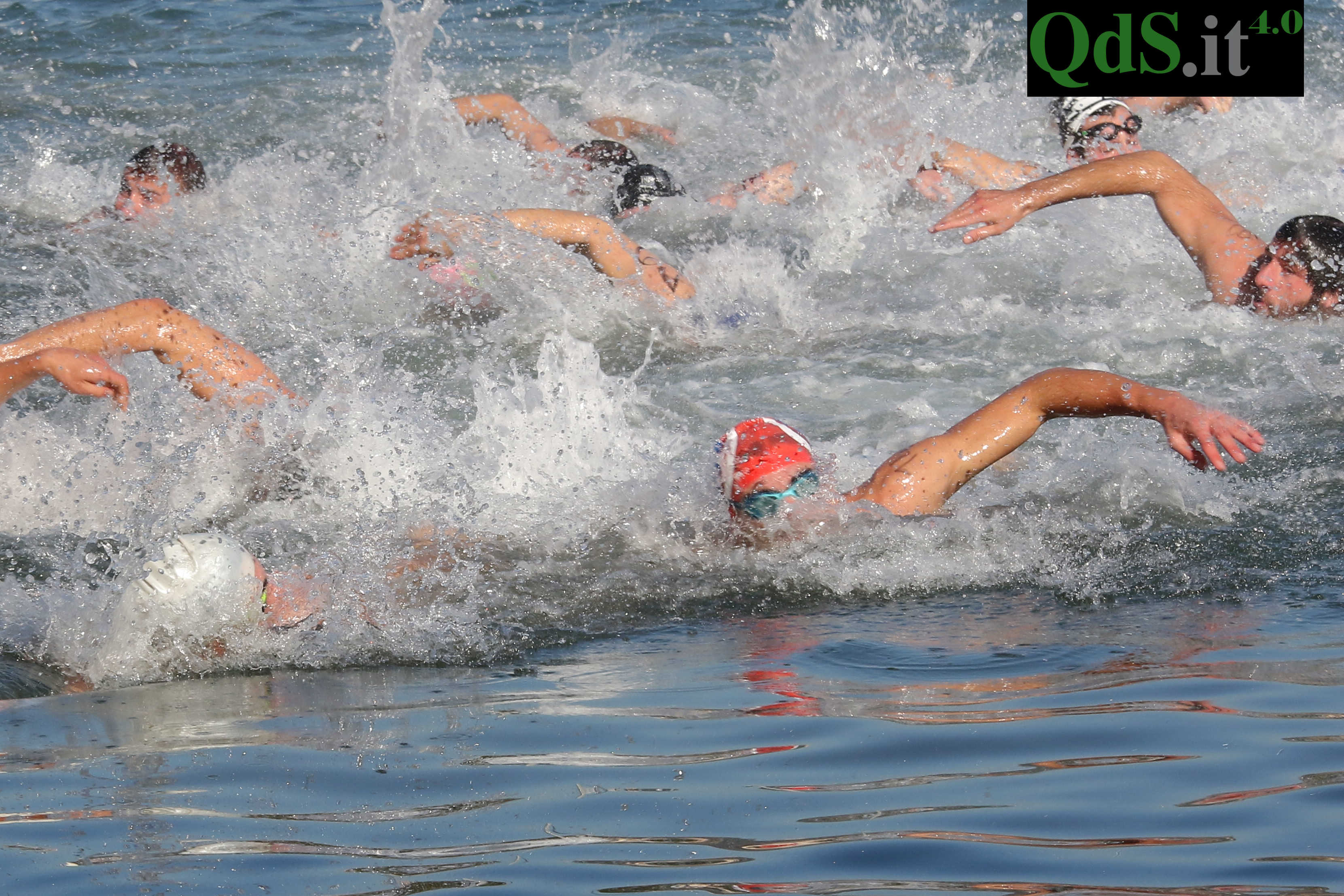 Catania, le foto della “San Silvestro a Mare”: tuffo anche per l’astronauta Parmitano Catania, le foto della “San Silvestro a Mare”: tuffo anche per l’astronauta Parmitano