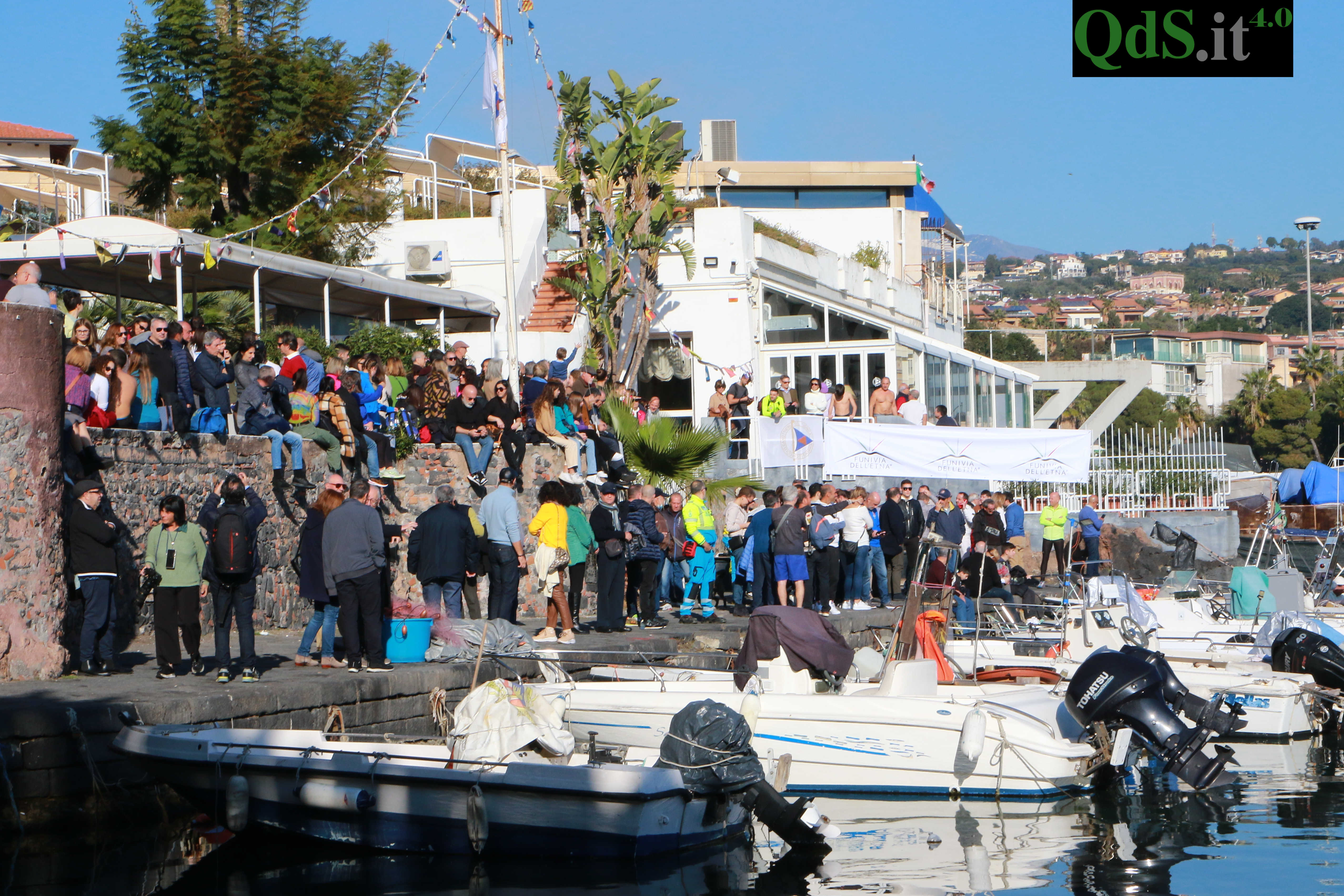 Catania, le foto della “San Silvestro a Mare”: tuffo anche per l’astronauta Parmitano Catania, le foto della “San Silvestro a Mare”: tuffo anche per l’astronauta Parmitano