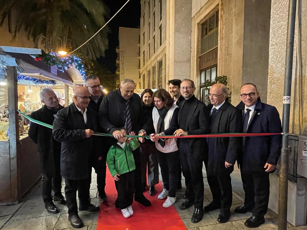 Palermo, in via Magliocco il sindaco inaugura la fiera di Natale di Confartigianato